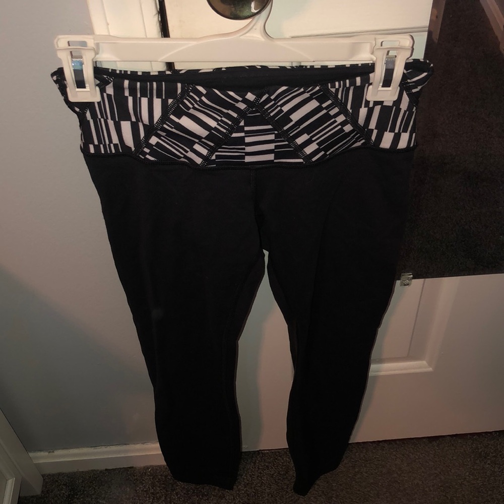 lulu lemon size 4 mid rise black & white leggings